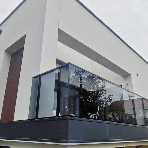 Балкон қоршауларына арналған рамасыз рамалық жүйелер, өндіруші Польша